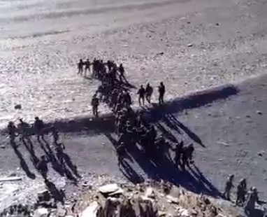 印中両軍が国境紛争地域で対峙。互いに石を投げ合う様子を収めた動画が流出した(youtube動画スクリーンショット)