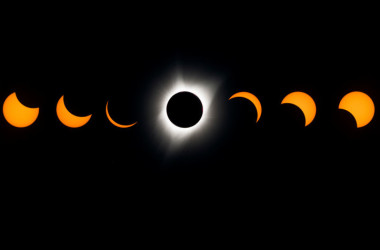 8月21日、北米で皆既日食が見られた。太陽の満ち欠けを合わせた画像(STAN HONDA/AFP/Getty Images)