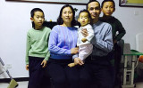 謝燕益弁護士（右から2番目）一家（ネット写真）