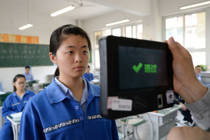 中国河北省邯鄲市の大学入試前、職員は顔認証システムを使用し受験生の確認を行っている(STR/AFP/Getty Images)