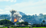 9月17日、過激派組織が占拠するフィリピンのミンダナオ島内の地区を空爆するフィリピン空軍（FERDINANDH CABRERA/AFP/Getty Images）