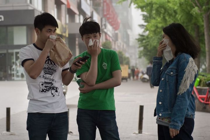 北京の大気質は乏しい。鼻と口を覆う市民。2017年5月撮影(NICOLAS ASFOURI/AFP/Getty Images)