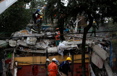 9月20日、メキシコ中部を震源とするマグニチュード(M)7.1の地震の発生から1日が経過し、メキシコ国内での死者数は230人を超えた。首都メキシコ市では少なくとも93人が死亡。現在も、救助犬や重機を使って倒壊した建物の下敷きになった人々の救出・捜索活動が続いている。写真はメキシコシティで撮影(2017年 ロイター/Carlos Jasso)