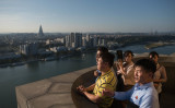 高台から平壌の街を望む観光客、2017年9月撮影（ED JONES/AFP/Getty Images）