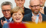 　9月24日、ドイツ連邦議会（下院）選挙の投開票が行われ、出口調査によると、メルケル首相率いるキリスト教民主・社会同盟（CDU・CSU）が第1党の座を維持し、首相の4選が確実になった。写真は勝利を喜ぶベルリンでのメルケル首相（2017年　ロイター/Fabrizio Bensch）
