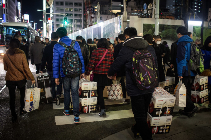 東京銀座の街を歩く中国人観光客。買い物も訪日目的の一つ。(Chris McGrath/Getty Images)