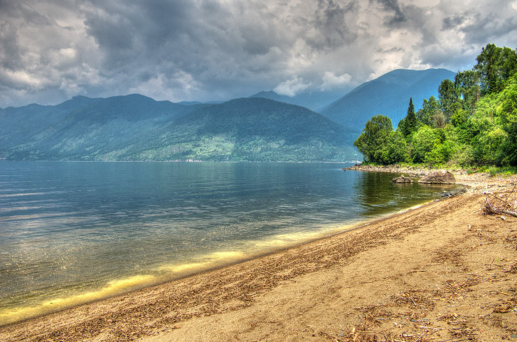 アルタイ山脈の Teletskoe湖(Alex Fa/Flickr)