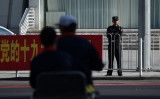 2016年、中国当局により、米諜報員が成都で拘束されていた。米政治紙が最近明かした。写真は11日、19大を控える北京の警備にあたる武装警察（WANG ZHAO/AFP/Getty Images）