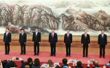 第19回党大会で誕生した新しい常務委員メンバー。（Photo by Lintao Zhang/Getty Images）