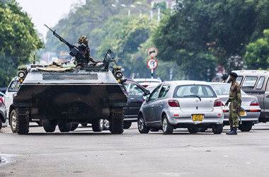 11月15日、アフリカ南部ジンバブエの首都ハラレの街角に現れた軍の戦車。(AFP/Getty Images)