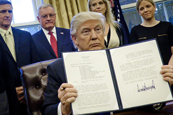 12月21日、トランプ大統領は人権侵害に加担した外国人13人を制裁する命令に署名した。(Pete Marovich–Pool/Getty Images)