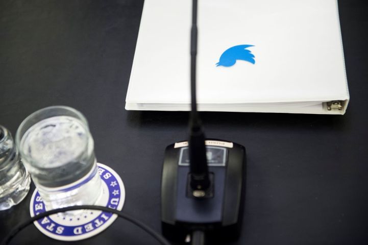 米ワシントンのキャピタルヒルで開かれた会議で配布されたTwitter社の資料、1月17日撮影(BRENDAN SMIALOWSKI/AFP/Getty Images)