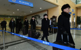 5日、北朝鮮芸術団に先立ち韓国入りした先発団。楽器や機材を搬入したと韓国メディアが報じている（Jung Yeon-Je-Pool/Getty Images）
