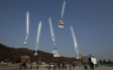 韓国の保守系団体が、北朝鮮へ向けて、金正恩政権の人権侵害や張成沢氏の残忍な死刑について伝える資料を括り付けた風船を飛ばす。2014年1月撮影（Chung Sung-Jun/Getty Images）