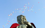 中国政府の管理機関「孔子学院は2007年9月28日、孔子の生誕を祝う式典で風船が飛ぶ（China Photos/Getty Images）