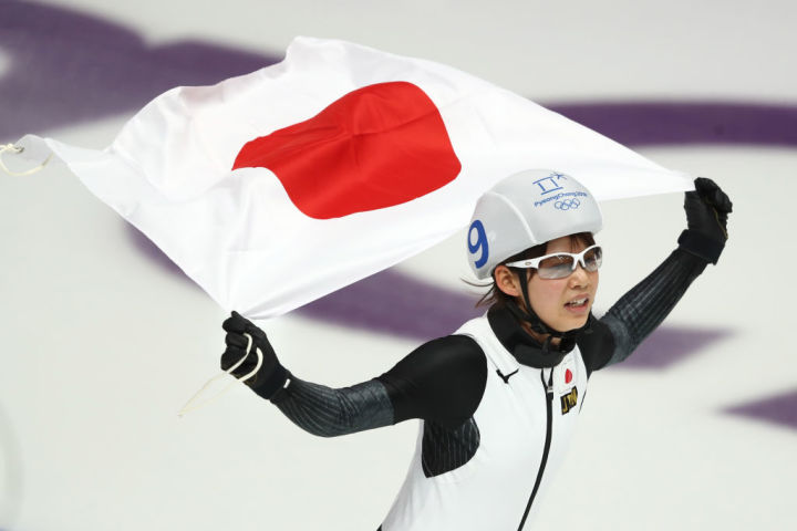 平昌オリンピック15日目、スピードスケートの女子マススタートが24日に行なわれ、高木菜那選手が決勝に進出し、金メダルを獲得した。優勝し国旗を掲げリンクを回る高木選手(Ronald Martinez/Getty Images)