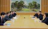 会談中の韓国特使団（左）と金正恩氏、金与正氏、金英哲氏（右）（韓国大統領府）