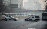 3月27日、北朝鮮の金正恩委員長は、北京の迎賓館である魚釣台国賓館を訪問しているとされ、周辺道路を封鎖する中国警察車両（FRED DUFOUR/AFP/Getty Images）