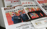 中朝首脳会談が行われ、中国国内の28日付け各紙は一面で報じた（FRED DUFOUR/AFP/Getty Images）