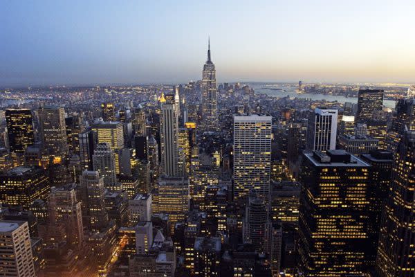 米ニューヨーク市中心街マンハッタンの夜景。(Stan Honda/AFP/Getty Images)