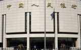 中国人民銀行は24日、市中銀行の預金準備率を0.5％引き下げると発表した（AFP）