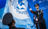 2017年9月、北京で開催された国際刑事機構（インターポール）総会で、中国警官が式典で旗を掲げる（interpol.int）