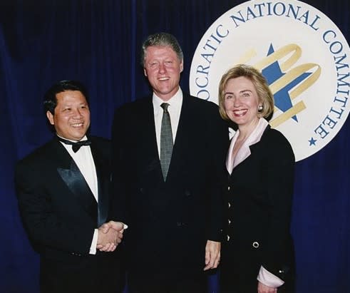 90年代、民主党全国委員会(DNC)のイベントで撮影された(左から)マカオ富豪・呉勝立とビル・クリントン大統領、ヒラリー夫人(ChinaWatchCanada)