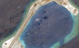 NGOメディアのアースライズが公開した、南シナ海の人工島となったスービ礁。3000メートルの滑走路もある。同報道によると、中国は400棟ものビルを建設している（スクリーンショット）