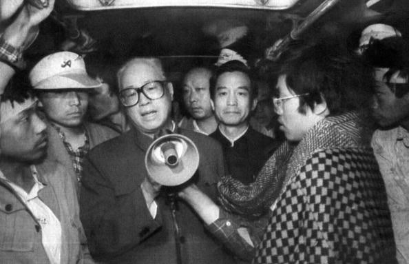 1989年5月19日、趙紫陽氏は天安門広場でハンガーストライキを行う学生らを見舞った。以降、鄧小平に党内外の全役職を解任された。趙氏は2005年亡くなるまで自宅軟禁下に置かれた（AFP）
