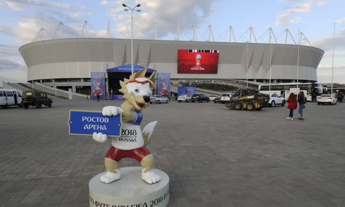 FIFAワールドカップ試合会場前のキャラクター・ザビベカくんがほほ笑む(Reuters/Sergey Pivovarov)