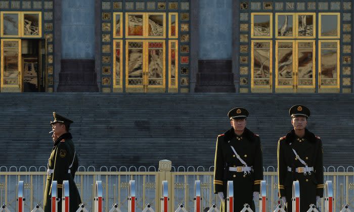 北京の人民大会堂の前を警備する公安当局。2013年撮影 （Mark RalstonAFP/Getty Images）