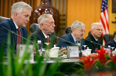 マティス米国防長官(左から2人目)は27日、中国北京で習近平国家主席らと会談した(Mark Schiefelbein/POOL/AFP)