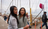2016年3月、二人の中国人旅行者がニューヨーク市内で「自撮り」している （Sorbis/Shutterstock.com）