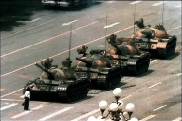 1989年6月4日、天安門広場の学生が鎮圧された後、前進する戦車の前に立ちはだかった単身丸腰の中国人青年王維林さん（「六四事件」資料）