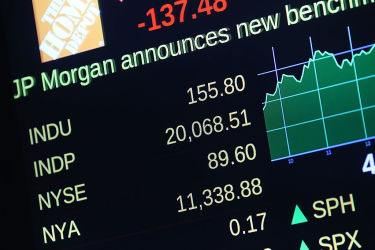 米国ニューヨーク株式市場では25日、主要株価指数のダウ工業株30種平均(ダウ平均)は取引中に2万ドルの大台を突破し、終値では20067ドル51セントを付けた。(Spencer Platt/Getty Images)