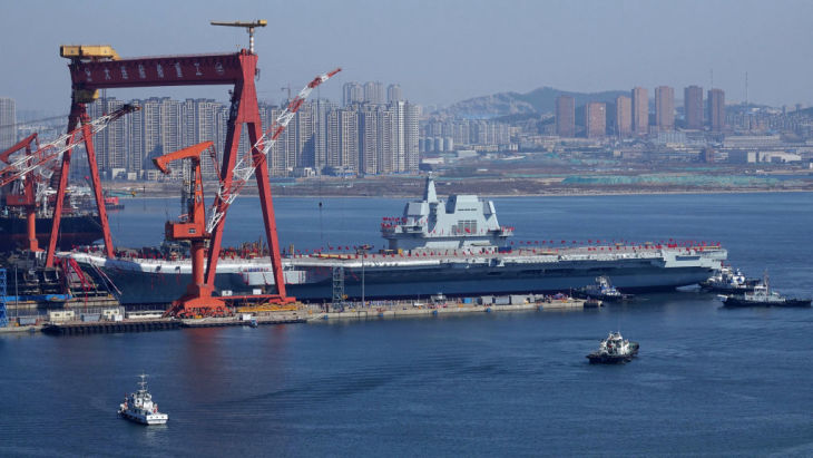 4月26日、大連港から離岸する中国初の空母「遼寧」（STR/AFP/Getty Images）