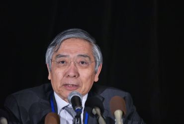 日銀は17・18年度景気判断を上方修正。写真は4月27日、米ワシントンで記者会見する黒田東彦・日銀総裁(Getty Images)