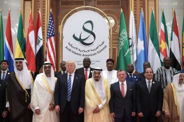 イスラム教国55カ国との首脳級会合「米アラブ・イスラム・サミット」がサウジアラビアの首都リヤドで開かれた。参加した米トランプ大統領、サウジアラビア王国、ヨルダン国王、エジプト大統領らと並ぶ(MANDEL NGAN/AFP/Getty Images)