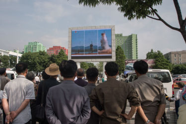 平壌で5月22日、大型スクリーンに表示された北朝鮮国営メディアの番組では、弾道ミサイルの発射を報じた（KIM WON-JIN/AFP/Getty Images）