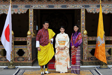 ブータン王宮で国王夫妻と面会する眞子さま。(AFP PHOTO/ROYAL OFFICE FOR MEDIA BHUTAN)