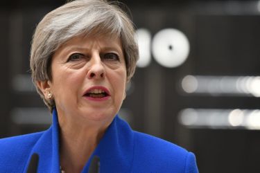 6月9日、ロンドン付近のメイデンヘッド(Maidenhead)選挙区で当選確定との結果を受けて演説を行うテリーザ・メイ首相(JUSTIN TALLIS/AFP/Getty Images)