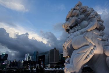 香港の中心部・金鐘(アドミラルティ)に立つライオン像(ANTHONY WALLACE/AFP/Getty Images)