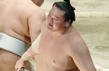 横綱・白鵬は21日、大相撲名古屋場所13日目の取組で大関・高安をが押し倒しで下し、歴代最多1048勝を達成。写真は今年の一月場所14日目の取組(TORU YAMANAKA/AFP/Getty Images)