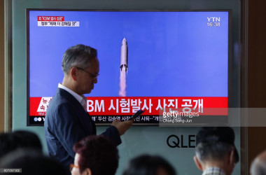 8月29日6時ごろ、北朝鮮は弾道ミサイルを発射。日本上空を越え太平洋に落下した(AFP/Getty Images)