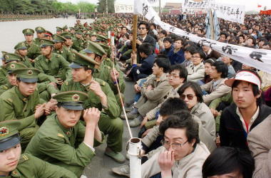 1989年4月22日、天安門広場で、数万人の民主化を求める学生ら若者と、警察隊が対峙する（CATHERINE HENRIETTE/AFP/Getty Images）