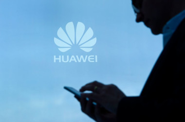 日本でも販売中のHuawei製の格安スマホにも、上海広昇信息技術が開発したソフトウェアが採用されている。（Photo credit should read LLUIS GENE/AFP/Getty Images）