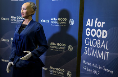 2017年6月、ジュネーブで開かれた「AI for good国際サミット」に登場した人形型AIのソフィア(FABRICE COFFRINI/AFP/Getty Images)