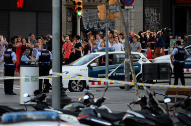テロの発生したバルセロナ中心街で、手を挙げて警察の調べを受ける人々(JOSEP LAGO/AFP/Getty Images)
