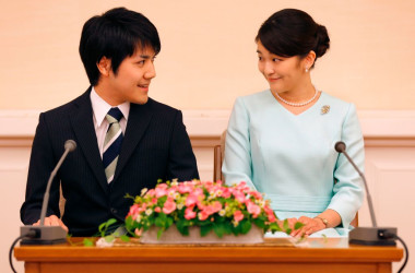 秋篠宮家長女・眞子様と小室圭さんのご婚約内定会見が都内で開かれた。(SHIZUO KAMBAYASHI/AFP/Getty Images)