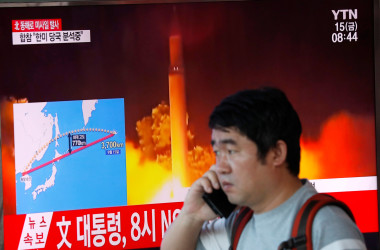 9月15日、北朝鮮は15日朝、日本上空を通過する弾道ミサイルを再び発射した。ミサイルは首都・平壌付近から東へ約20分間飛行し、北海道襟裳岬の東方約2200キロの太平洋上に落下した。 ソウルで撮影(2017年 ロイター/Kim Hong-Ji)